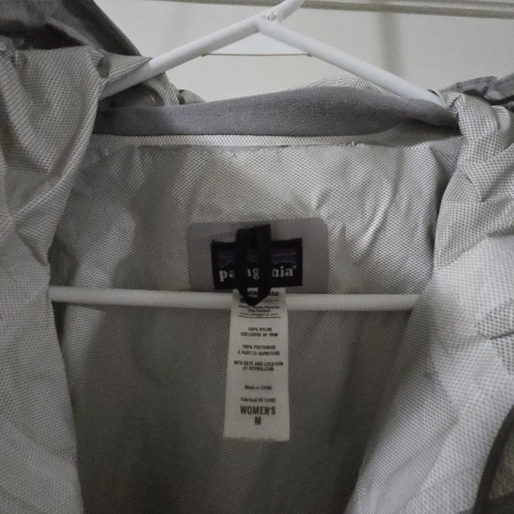 GUC Patagonia Women's Rain Jacket, Size Medium - Picture 4 of 4